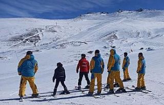 Genç yükümlülerle temel kayak eğitimi