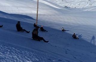 Gençler kendi yaptıkları kızaklarla yüzlerce...