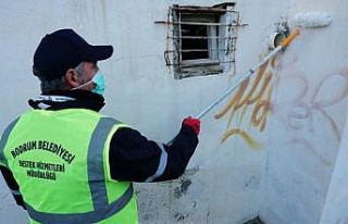 Gençler yazıyor, belediye siliyor