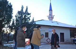 Gençlerden camilere dezenfektan desteği