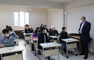 Gençlik merkezindeki kursiyerleri ziyaret etti