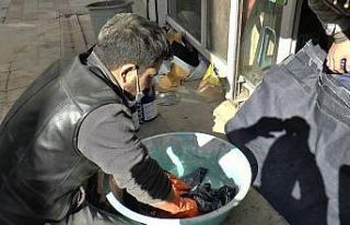 Geri dönüşüme destek için eski kotlardan bıçak...