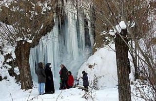 Girlevik Şelalesi ’buz dağı’ gibi