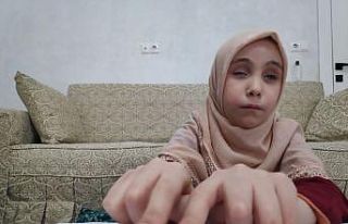 Görme engelli Esmanur uzaktan eğitimle Kuran okumayı...