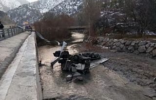 Gümüşhane’de tır Harşit Çayına devrildi:...