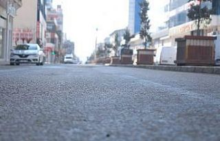 Güneşli havada cadde ve sokaklar boş kaldı