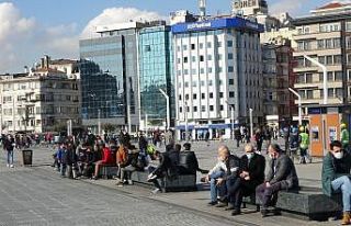 Güneşli havada vatandaşlar Taksim Meydanı’na...