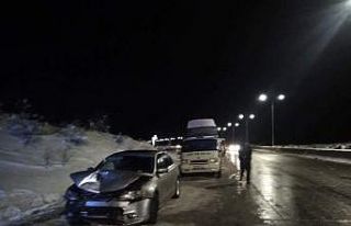 Gürcistan’da buzlanan yolda 15 araç birbirine...