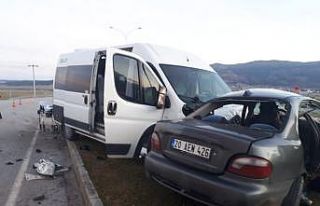 Güvenlik görevlilerini taşıyan servis, otomobil...