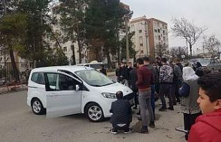 Hafif ticari araç ile motosiklet çarpıştı