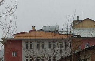 Hakkari’de kuvvetli rüzgar çatıları uçurdu