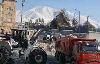 Hakkari’deki kar dağları şehir dışına çıkartılıyor