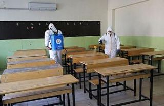 Haliliye’de okulları dezenfekte ediyor