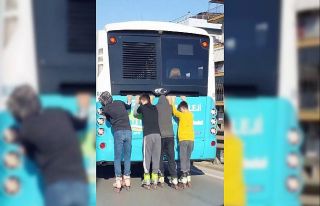 Halk otobüsünün arkasında çocukların tehlikeli...