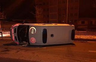 Hasta nakli yapan ambulans, buzlu yolda yan yattı