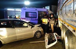 Hasta taşıyan ambulans tırla çarpıştı: 2’si...