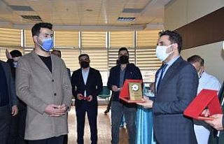 Hastane odalarının tefrişatını yapan iş adamlarına...