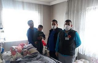 Hastane personellerinden mağdur aileye destek