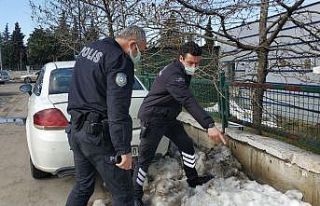 Hastanede tekerlekli sandalyede unutulan çantayı...