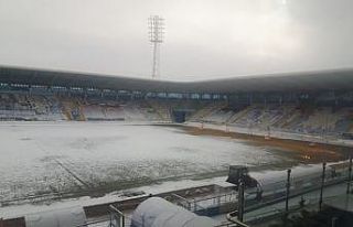 Hatayspor maçı öncesi saha zemininde yoğun çalışma