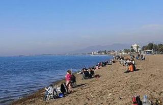 Havalar ısındı, İzmir’de plaj ve parklar doldu