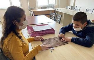 Hayatını adadığı görme engelli çocuklara parmak...