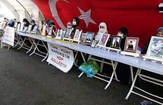HDP önündeki aileler çocuklarını terörün kirli...