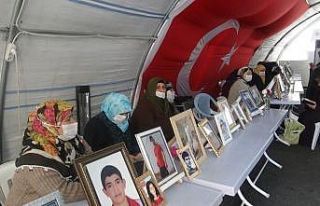 HDP önündeki ailelerin evlat nöbeti kararlılıkla...