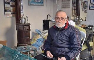 Hem tıraş yapıyor, hem ağ örüyor