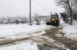 Hendek Belediyesi, kar küreme ve tuzlama çalışmalarını...