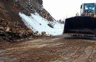 Heyelanın kapattığı yol açıldı