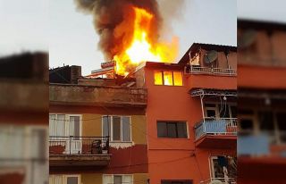 Hisarcık’ta çıkan yangında iki binanın çatı...