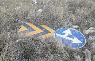 Hisarcık’ta yerlerinden sökülen trafik levhaları...