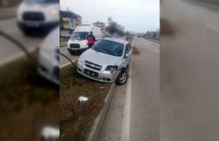 Hızını alamayan sürücü karşı şeride geçti