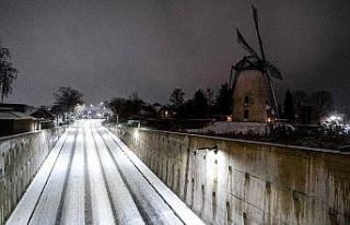 Hollanda’da sokaklar beyaza büründü