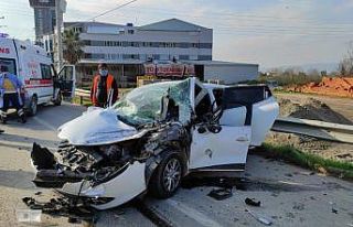 Hurdaya dönen otomobilden sağ çıktılar