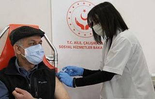 Huzurevlerinde ikinci doz aşılama devam ediyor