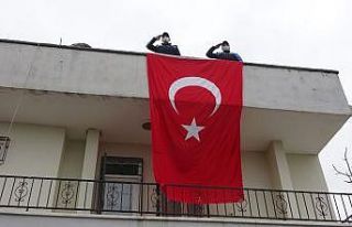 İdlib’de görev yapan askerin evine dev Türk bayrağı