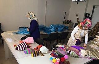 İdlip’teki çocuklara atkı, eldiven ve bere ördüler