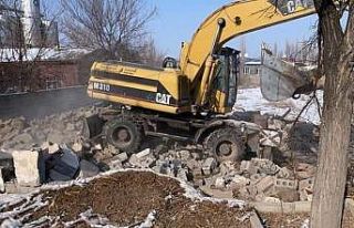 Iğdır Belediyesi metruk bina yıkımlarını sürdürüyor