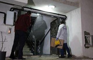 İhanetle suçladığı eşini defalarca bıçakladı