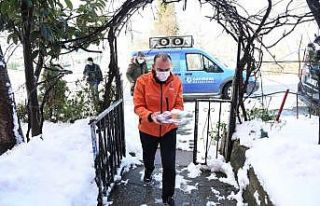 İhtiyaç sahiplerinin sıcak yemekleri kapılarına...