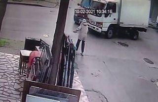 İki aracın altında kalmaktan son anda kurtuldu
