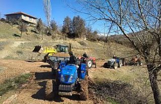 İmece usulü arazi yolu yapıyorlar