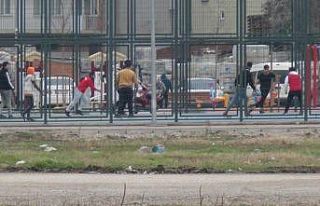 İnegöl’de gençler kısıtlamayı hiçe sayıp...