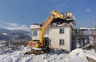 İnegöl’de karda kaçak inşaatlara balyoz