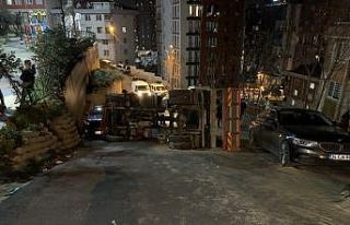 İnşaata kum döken kamyon yola devrildi