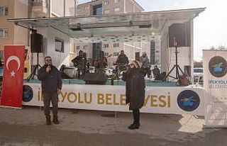 İpekyolu’nda vatandaşlar sokak konserleriyle moral...