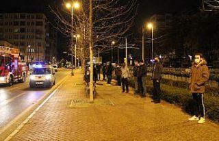 İş yerinde çıkan yangın bina sakinlerini sokağa...