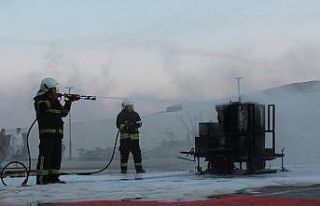 İşçilerin kullandığı zift makinası yandı